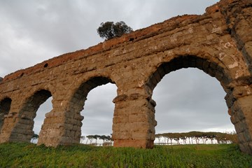 park aqueduct rome 4